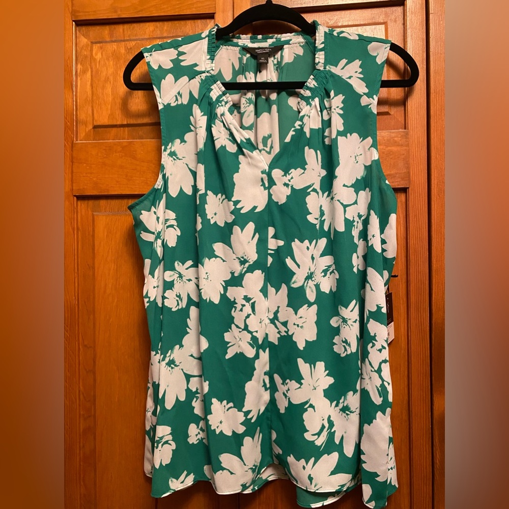 Vera Wang green and white floral sleeveless blouse